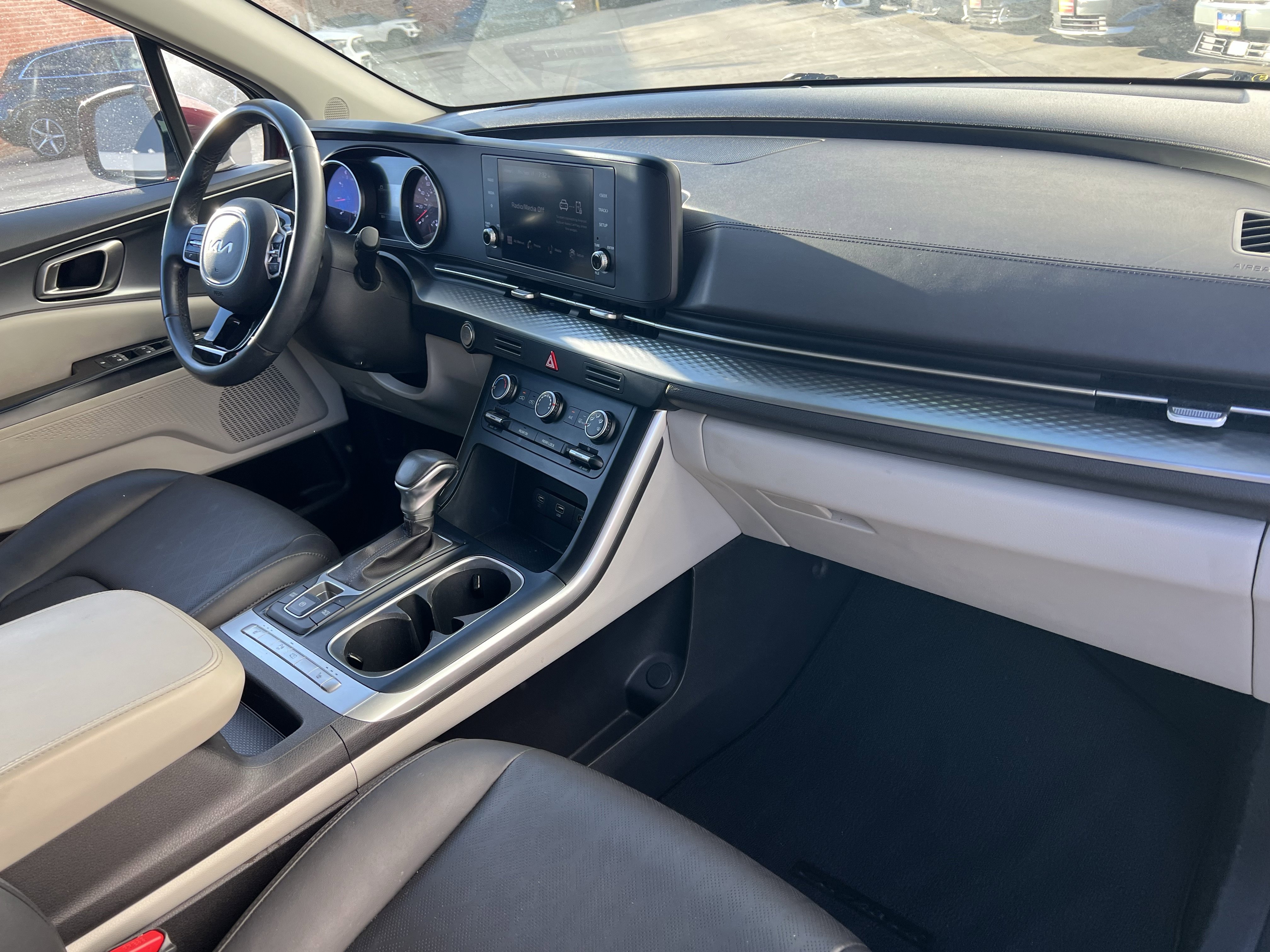 Used 2024 Kia Carnival LX image 11