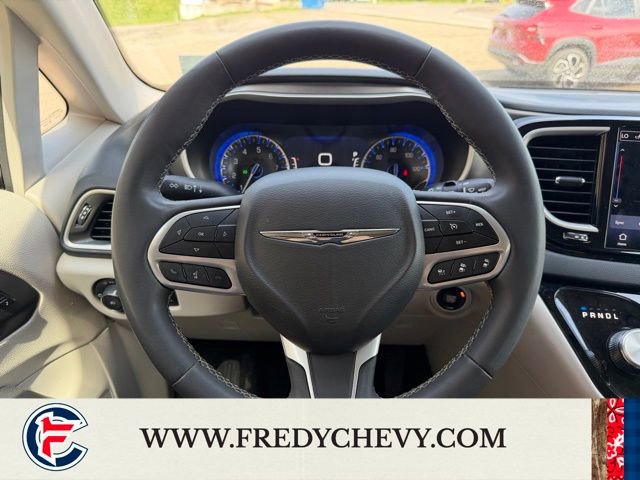 Used 2023 Chrysler Pacifica Touring-L image 16