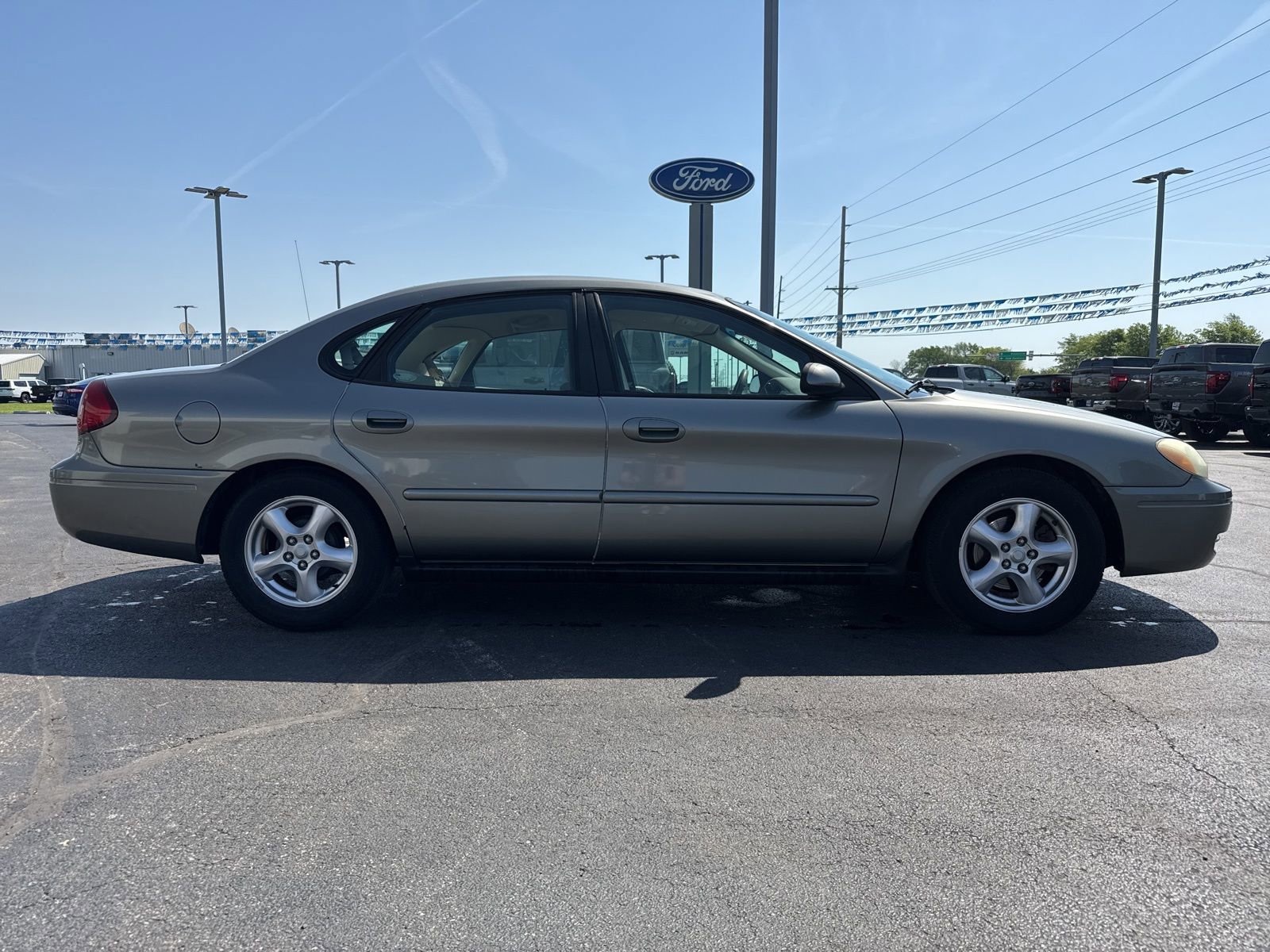 Used 2004 Ford Taurus SE FWD image 4