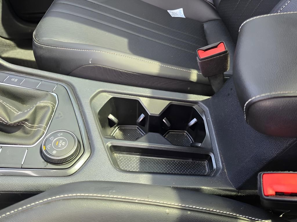 Used 2022 Volkswagen Tiguan SE w/ Panoramic Sunroof Package image 11