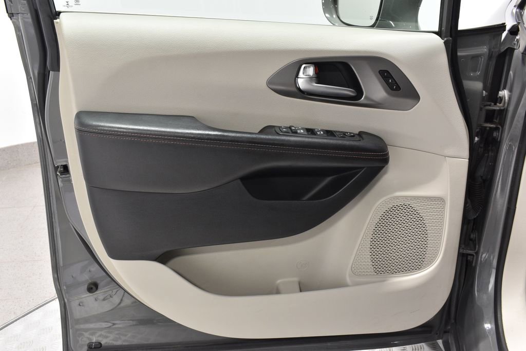 Used 2020 Chrysler Pacifica Touring-L Plus image 9