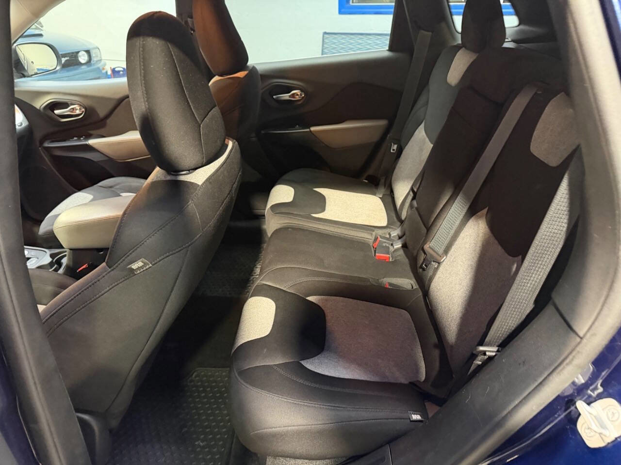 Used 2014 Jeep Cherokee Latitude w/ Comfort/Convenience Group image 16