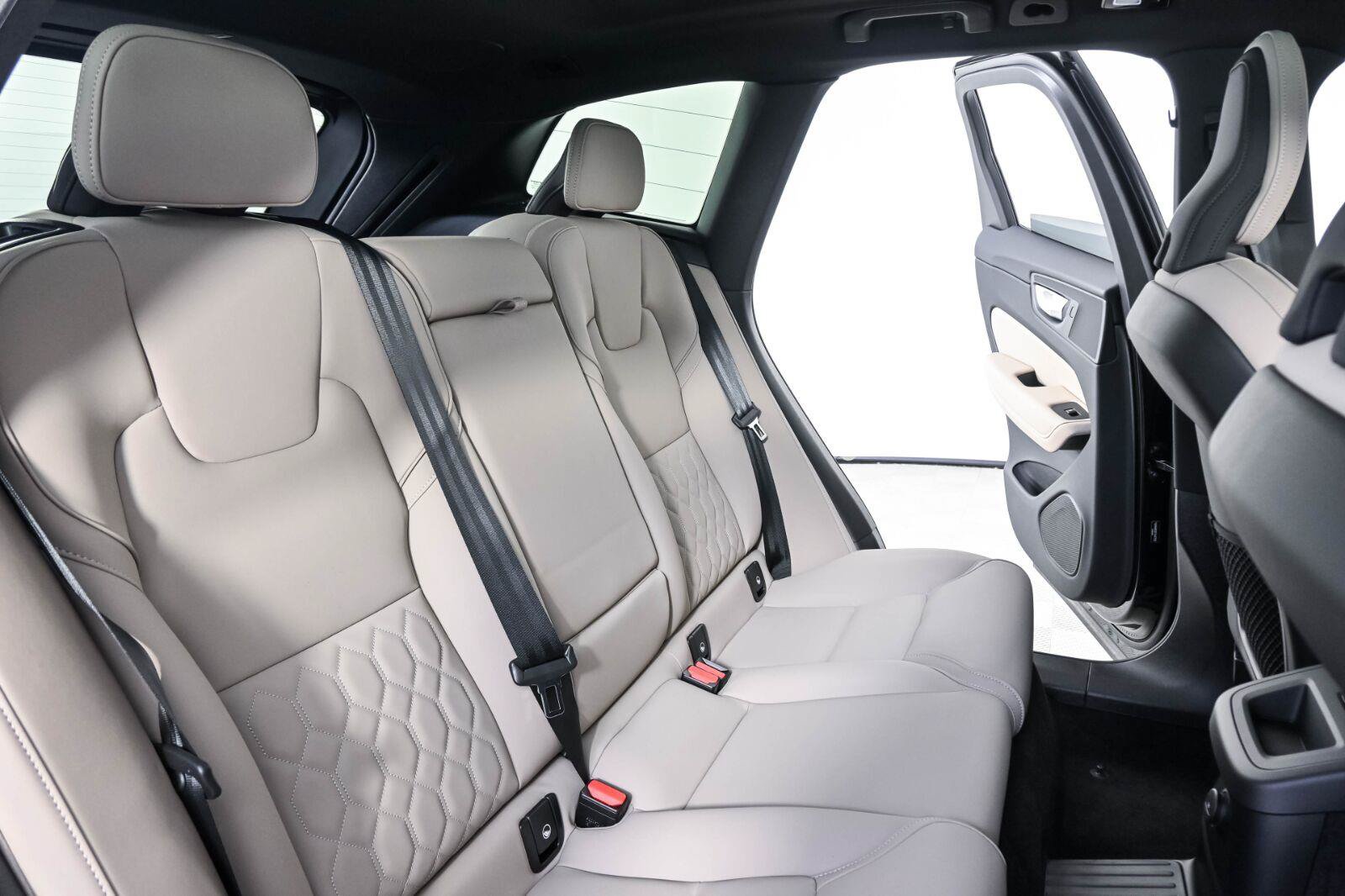 New 2026 Volvo XC60 T8 Plus w/ Protection Package Premier AWD/4WD image 22