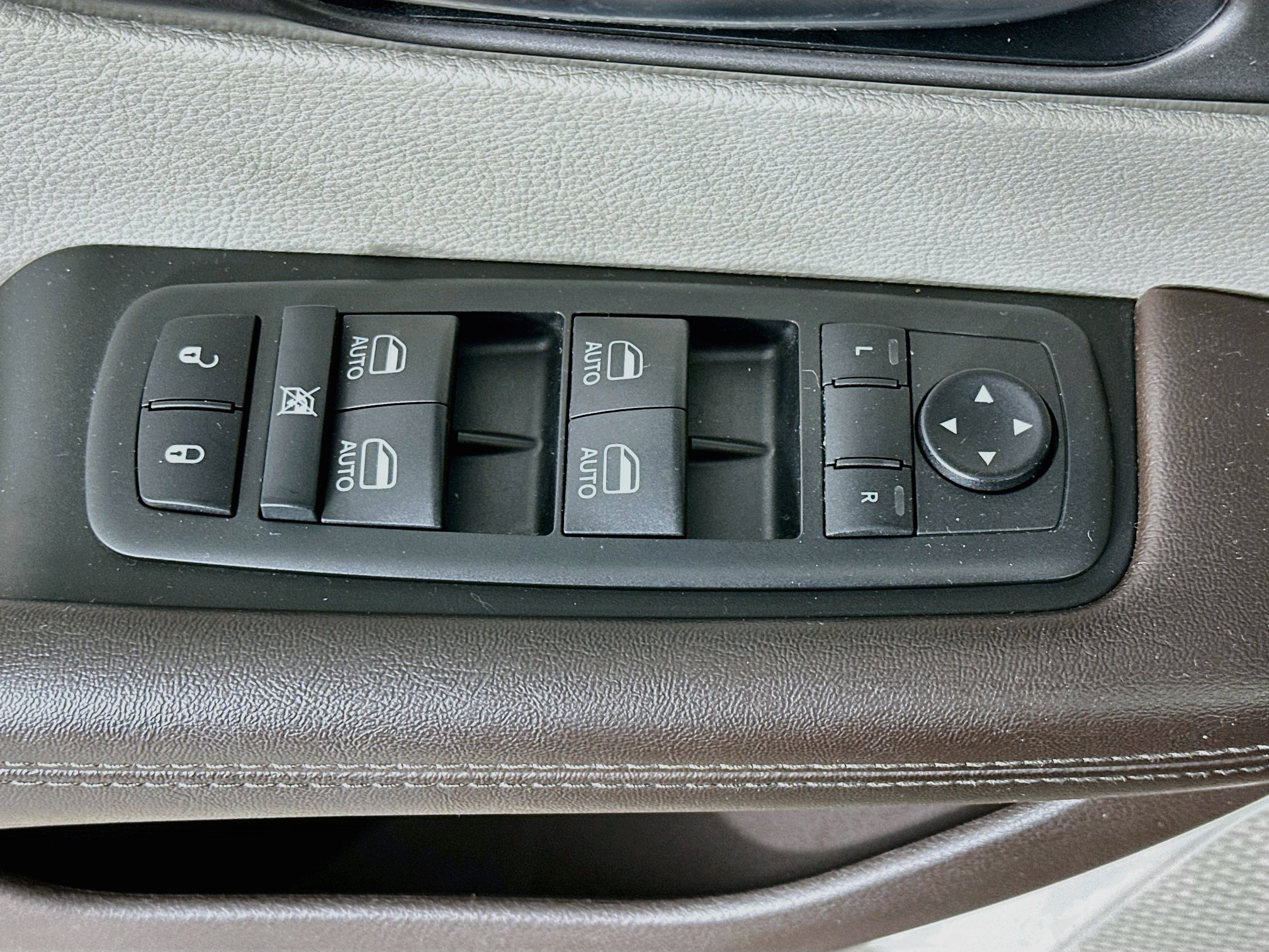 Used 2019 Chrysler Pacifica Touring-L Plus w/ Advanced Safetytec Group FWD image 15