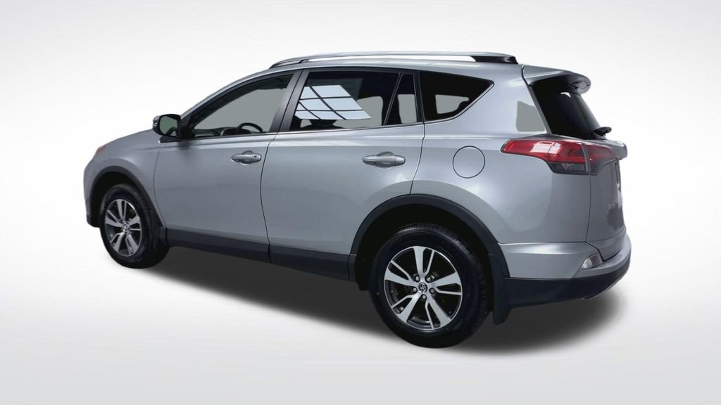 Used 2018 Toyota RAV4 XLE AWD/4WD image 6