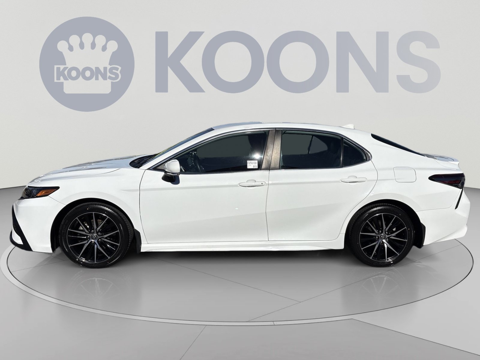 Used 2024 Toyota Camry SE FWD image 2