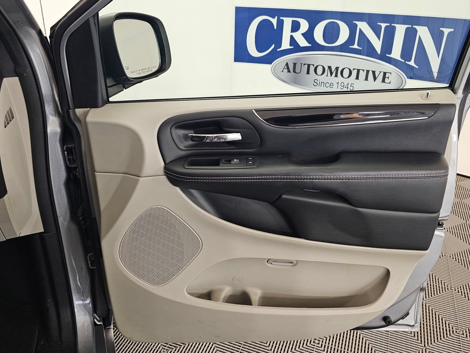 Used 2019 Dodge Grand Caravan SXT FWD image 29