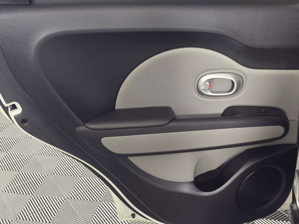 Used 2015 Kia Soul + image 38