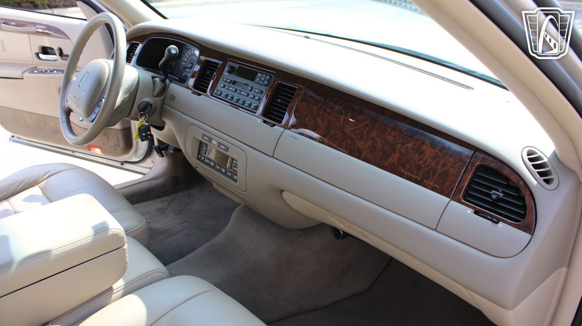 Used 2002 Lincoln Town Car Executive RWD image 13