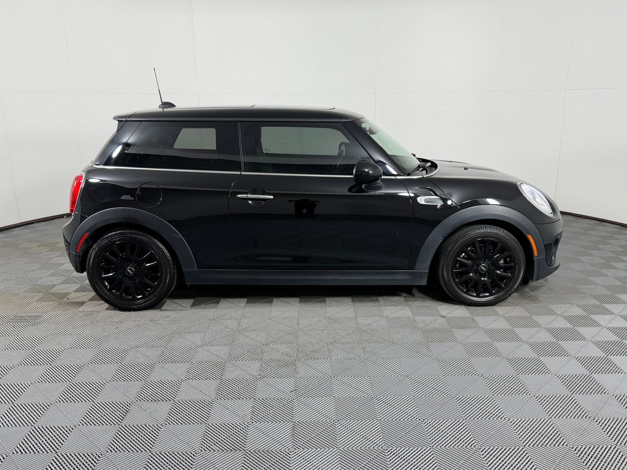 Used 2015 MINI Cooper 2-Door Hardtop image 8