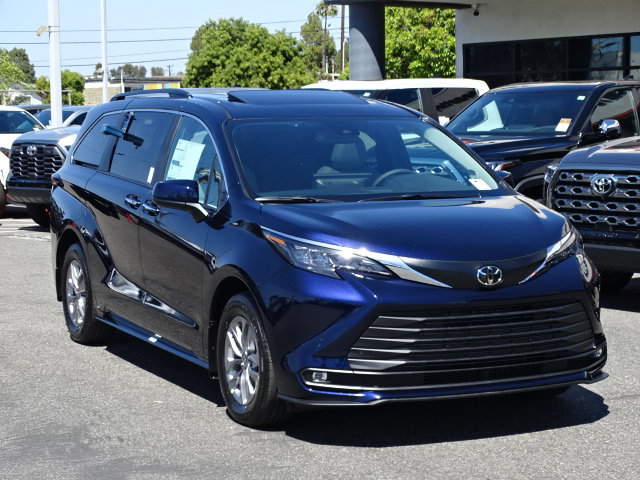 New 2026 Toyota Sienna XLE FWD image 2