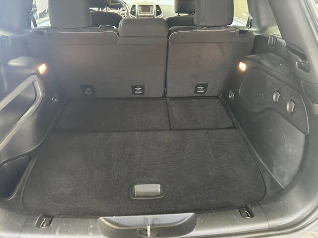 Used 2017 Jeep Cherokee Latitude w/ Comfort & Sound Group image 11
