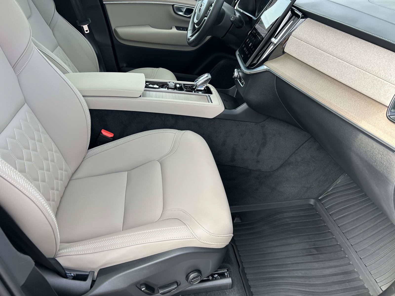 Certified 2025 Volvo XC90 B6 Core w/ Climate Package AWD/4WD image 12