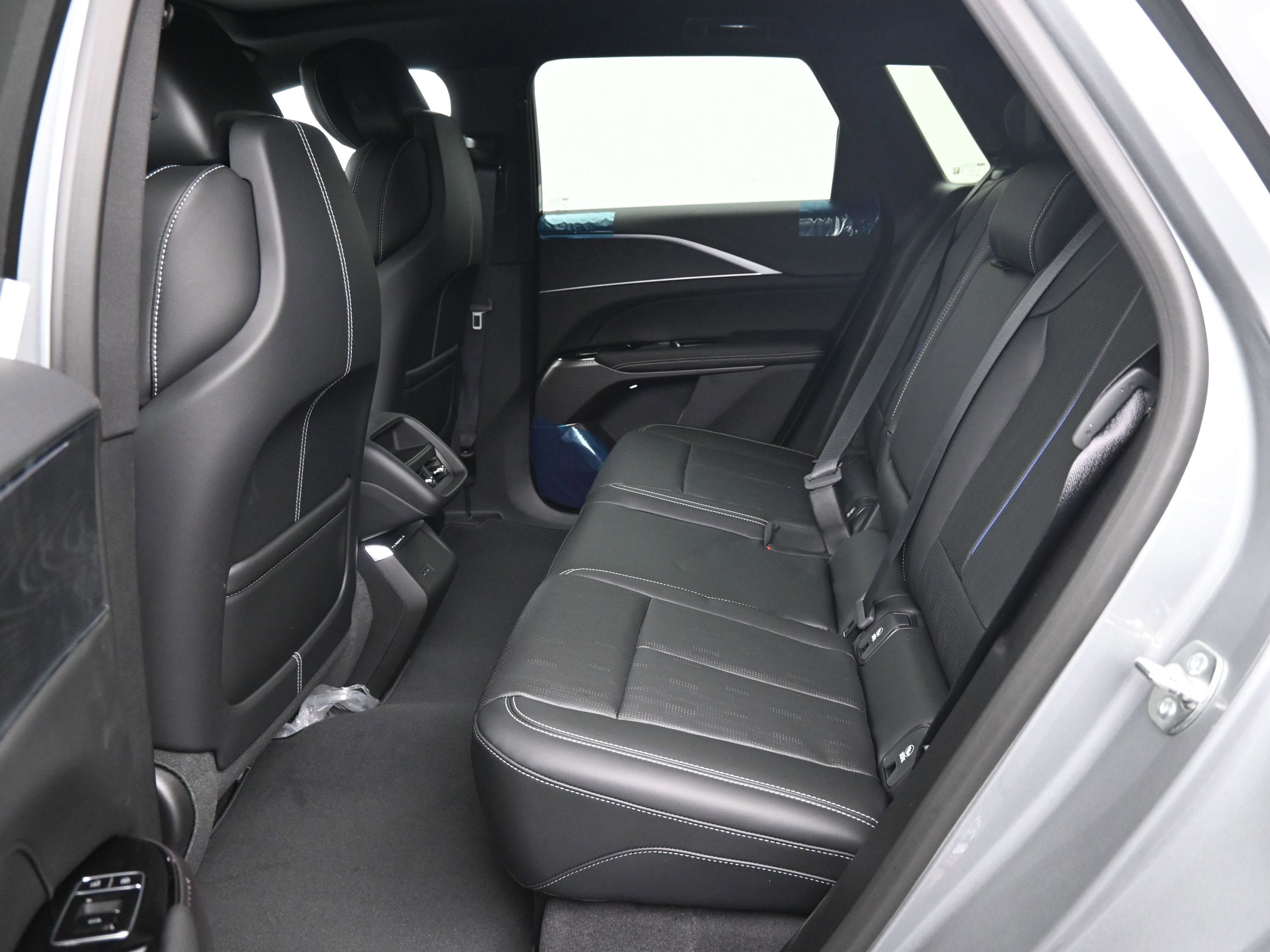 New 2025 Cadillac Lyriq Luxury image 9