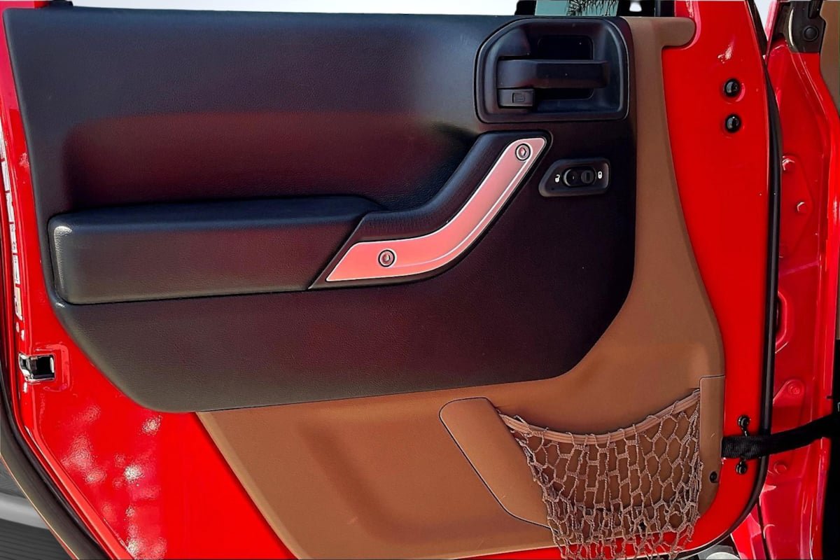 Used 2016 Jeep Wrangler Sahara w/ Connectivity Group AWD/4WD image 17