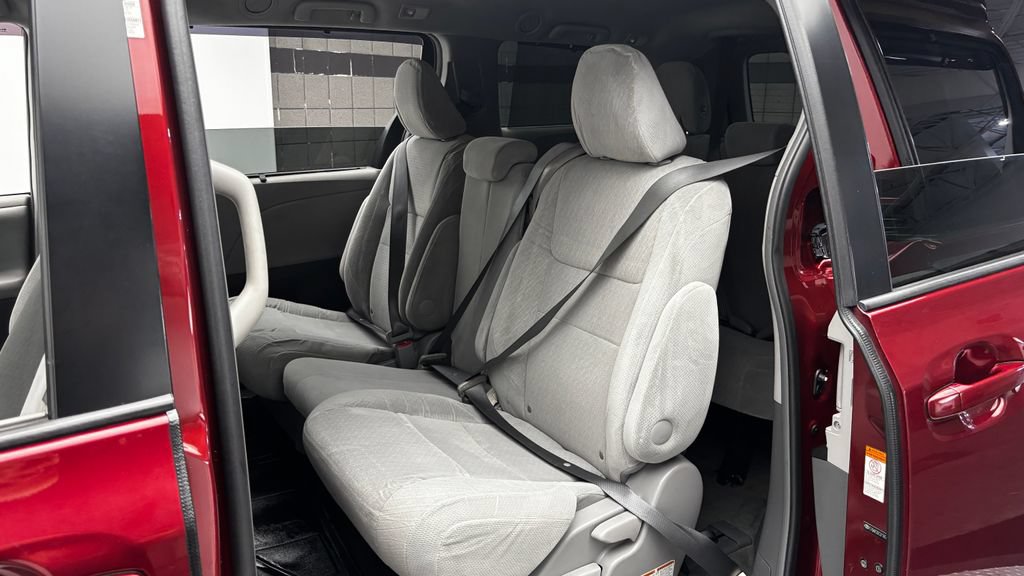 Used 2015 Toyota Sienna LE FWD image 27