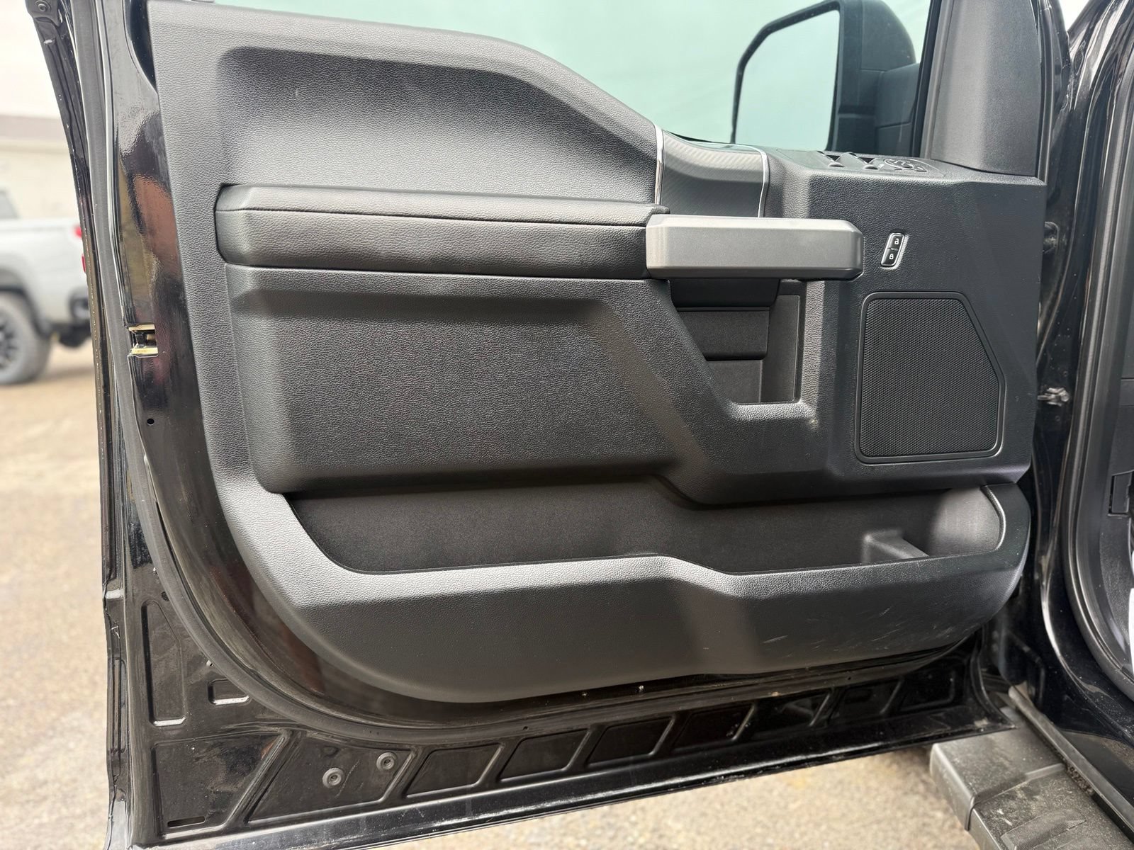 Used 2018 Ford F150 XLT w/ Equipment Group 302A Luxury AWD/4WD image 11