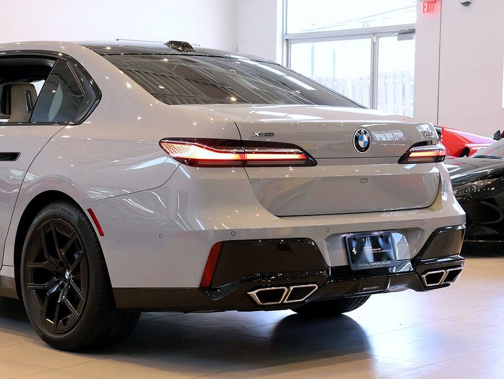 Used 2024 BMW 760i xDrive w/ Premium Package 2 image 29