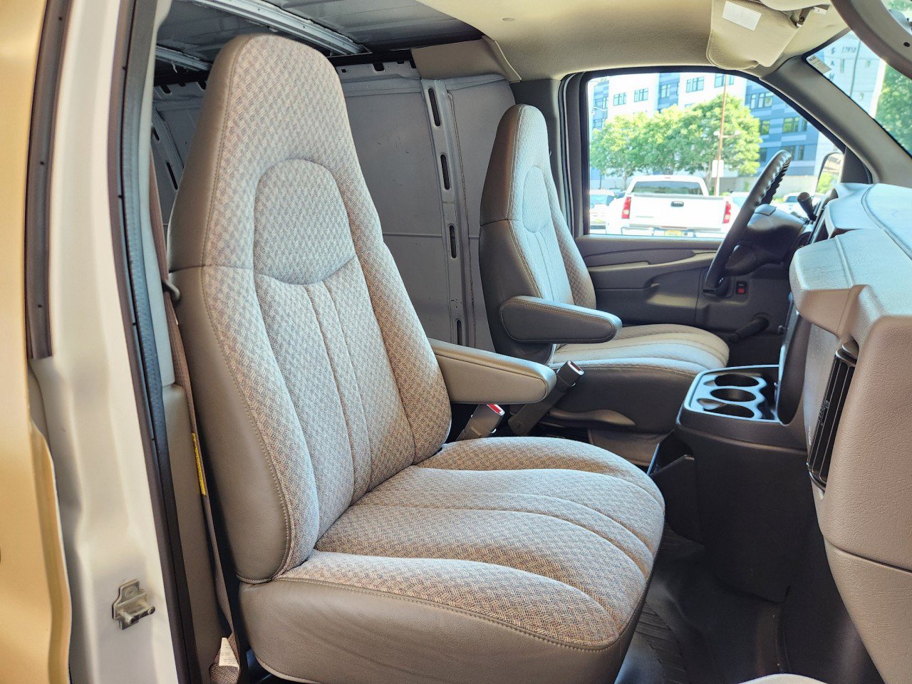 Used 2005 Chevrolet Express 2500 Extended RWD image 12