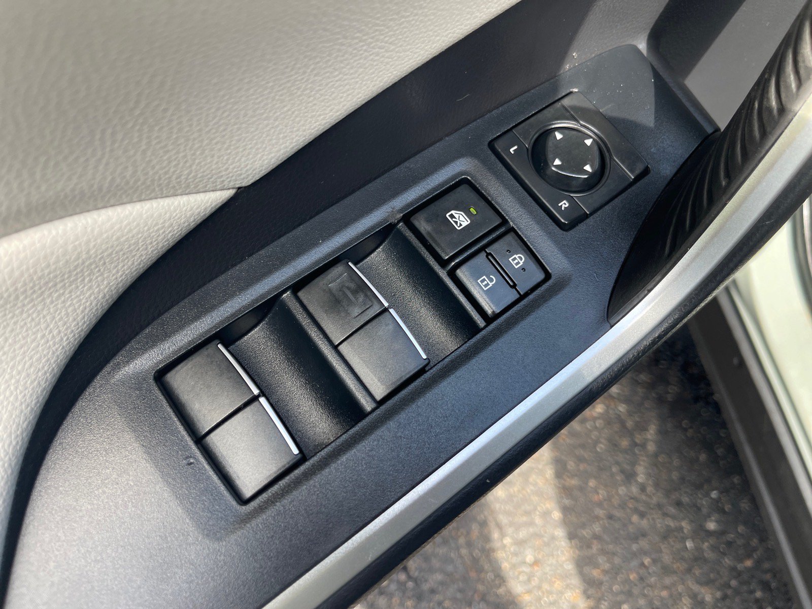 Used 2021 Toyota RAV4 XLE Premium FWD image 8