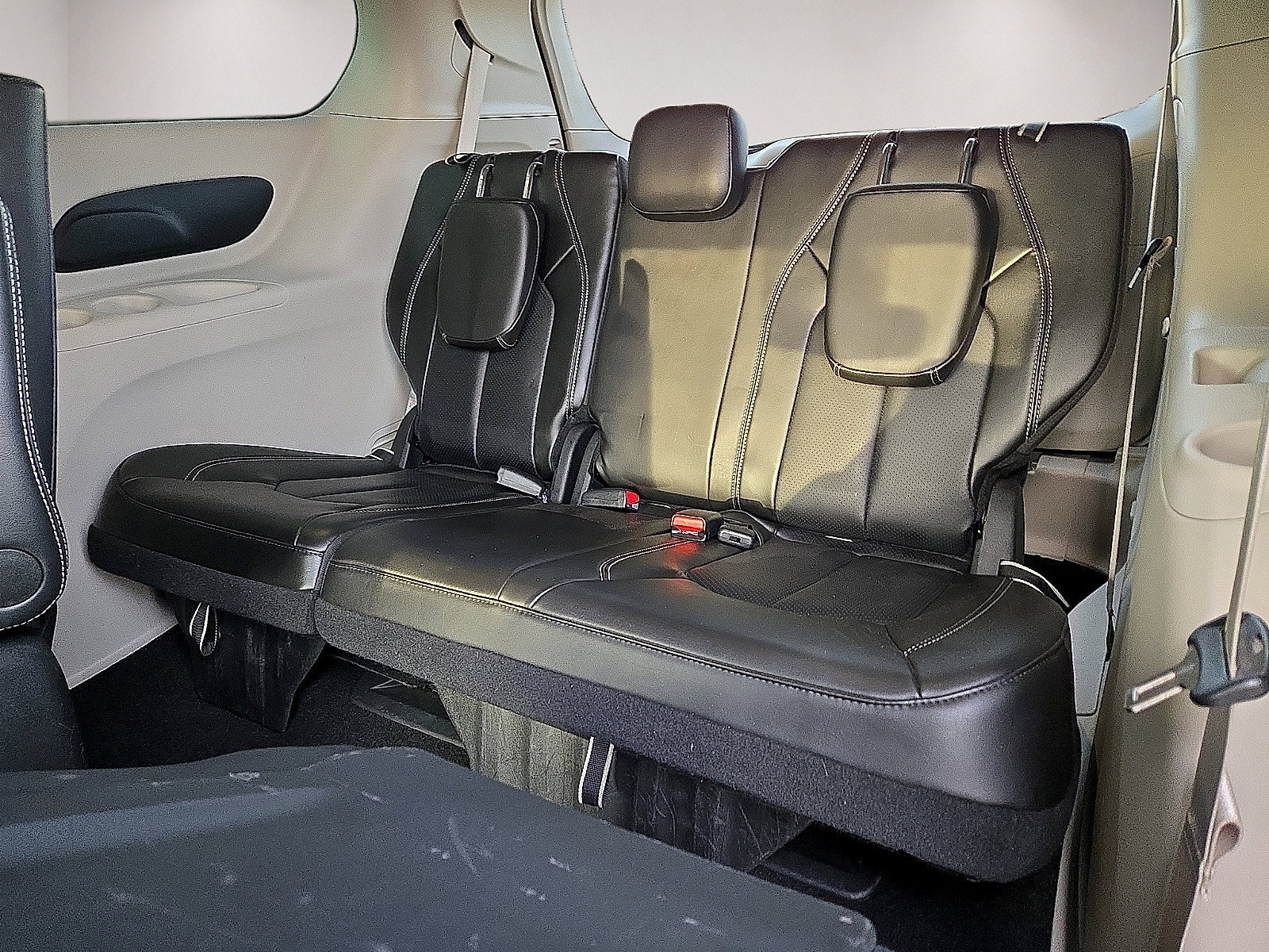 Used 2024 Chrysler Pacifica Limited FWD image 16