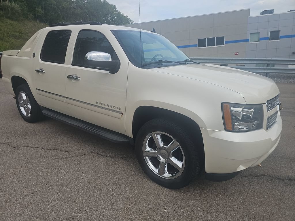 Used 2013 Chevrolet Avalanche LTZ AWD/4WD image 3