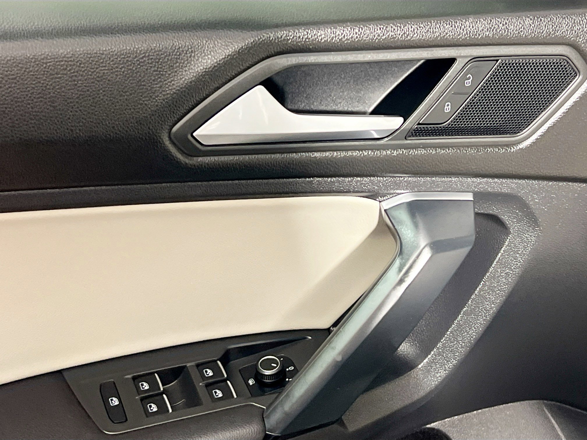 Used 2019 Volkswagen Tiguan SE AWD/4WD image 16
