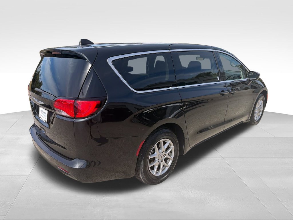 Used 2023 Chrysler Voyager LX FWD image 5