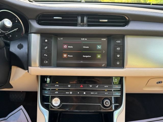 Used 2018 Jaguar XF Prestige AWD/4WD image 26