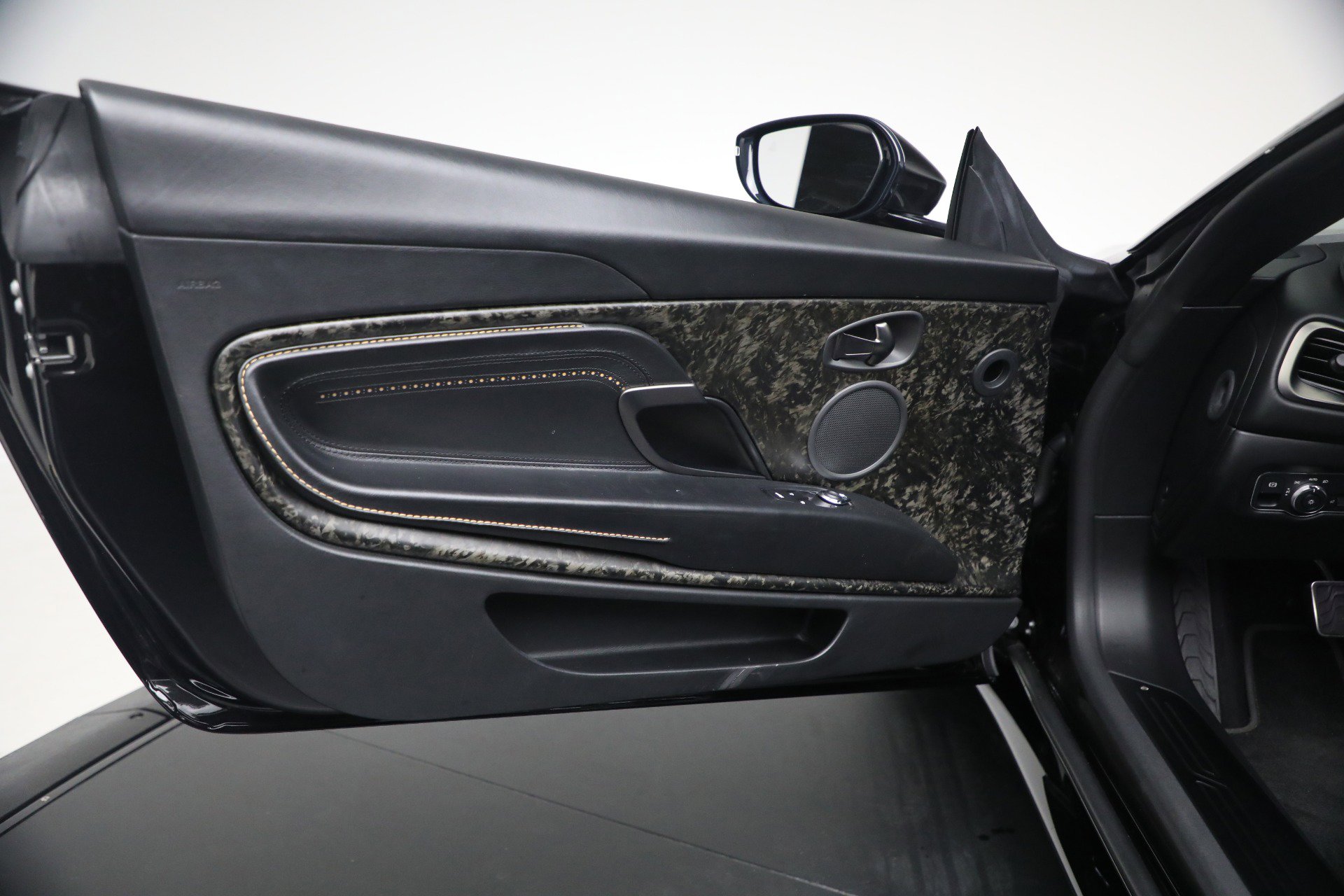 Used 2020 Aston Martin DB11 Volante image 40