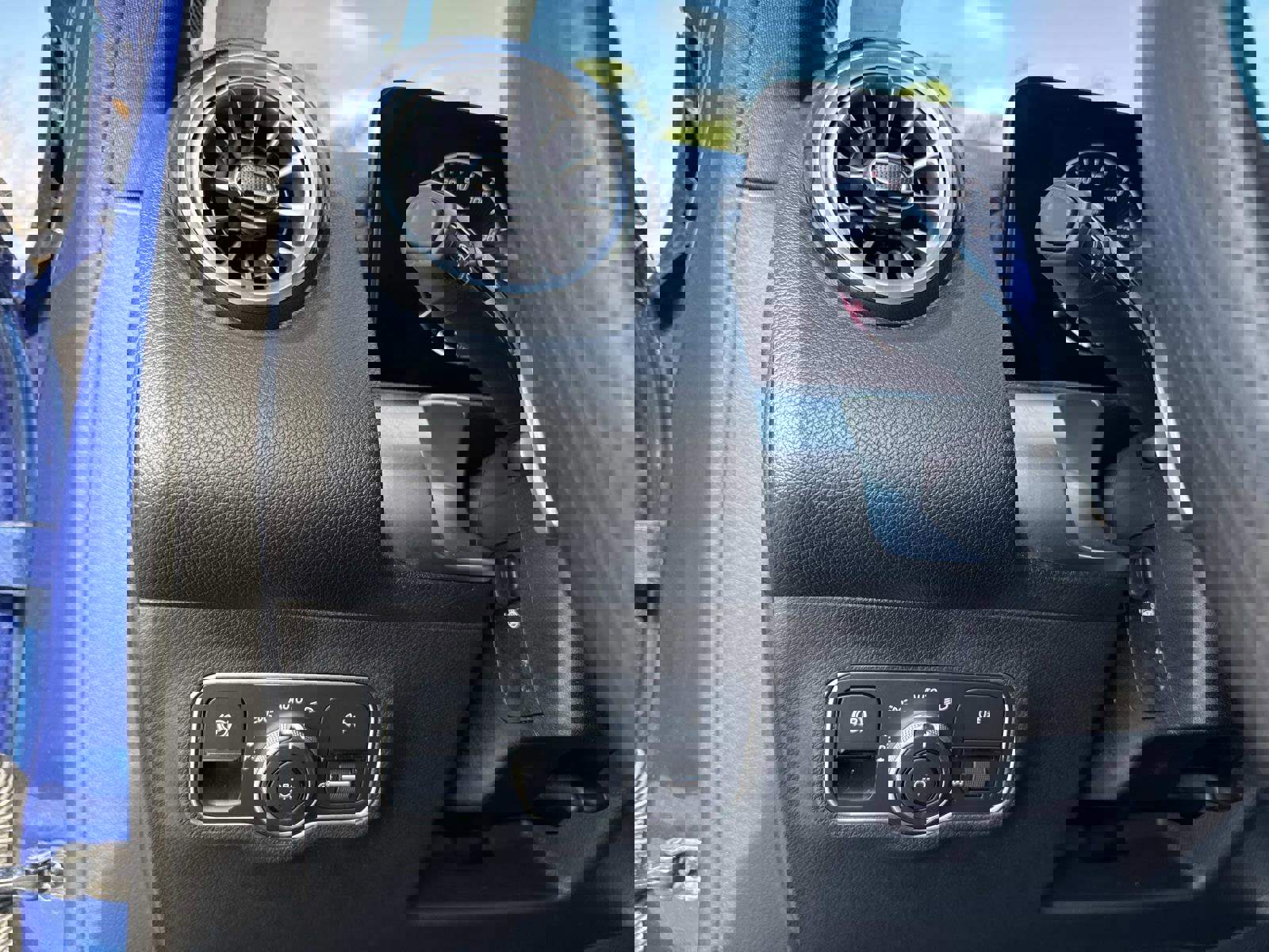 Used 2025 Mercedes-Benz GLB 250 image 33