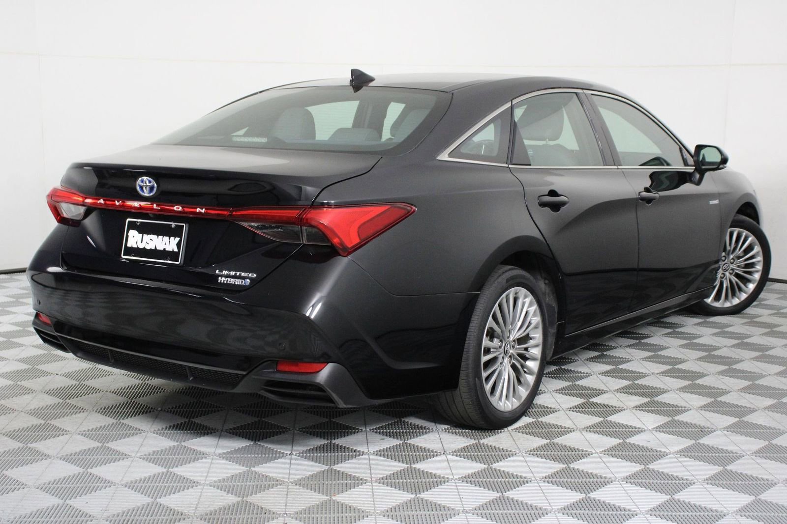 Used 2019 Toyota Avalon Limited w/ Advanced Safety Package FWD image 4