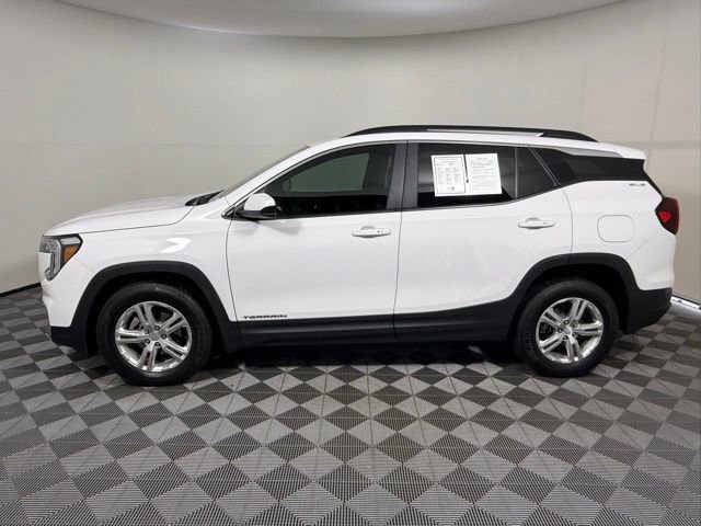 Used 2022 GMC Terrain SLE w/ Driver Convenience Package image 4