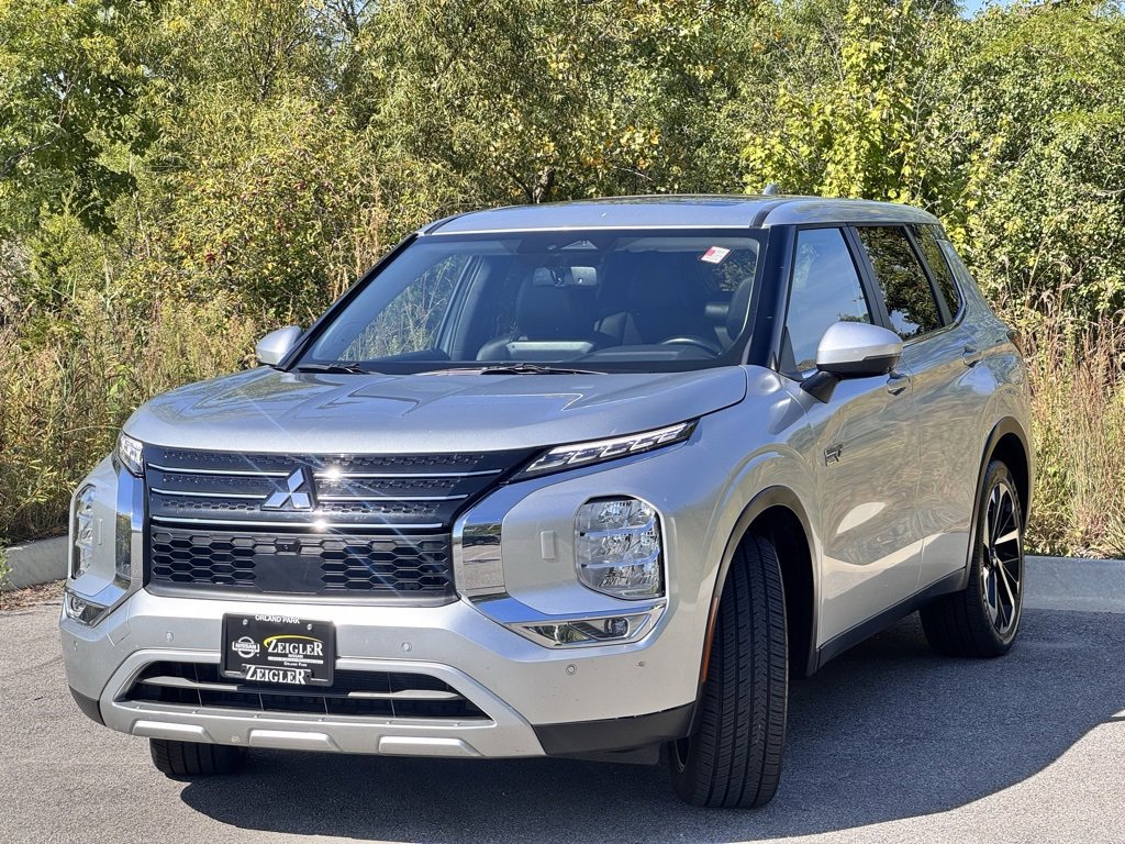 Used 2023 Mitsubishi Outlander 4WD image 3