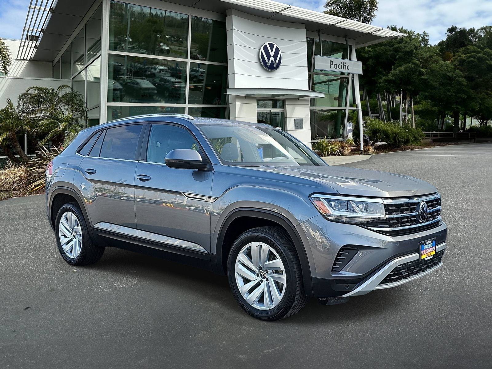 Used 2023 Volkswagen Atlas Cross Sport SE w/ Panoramic Sunroof Package FWD image 3