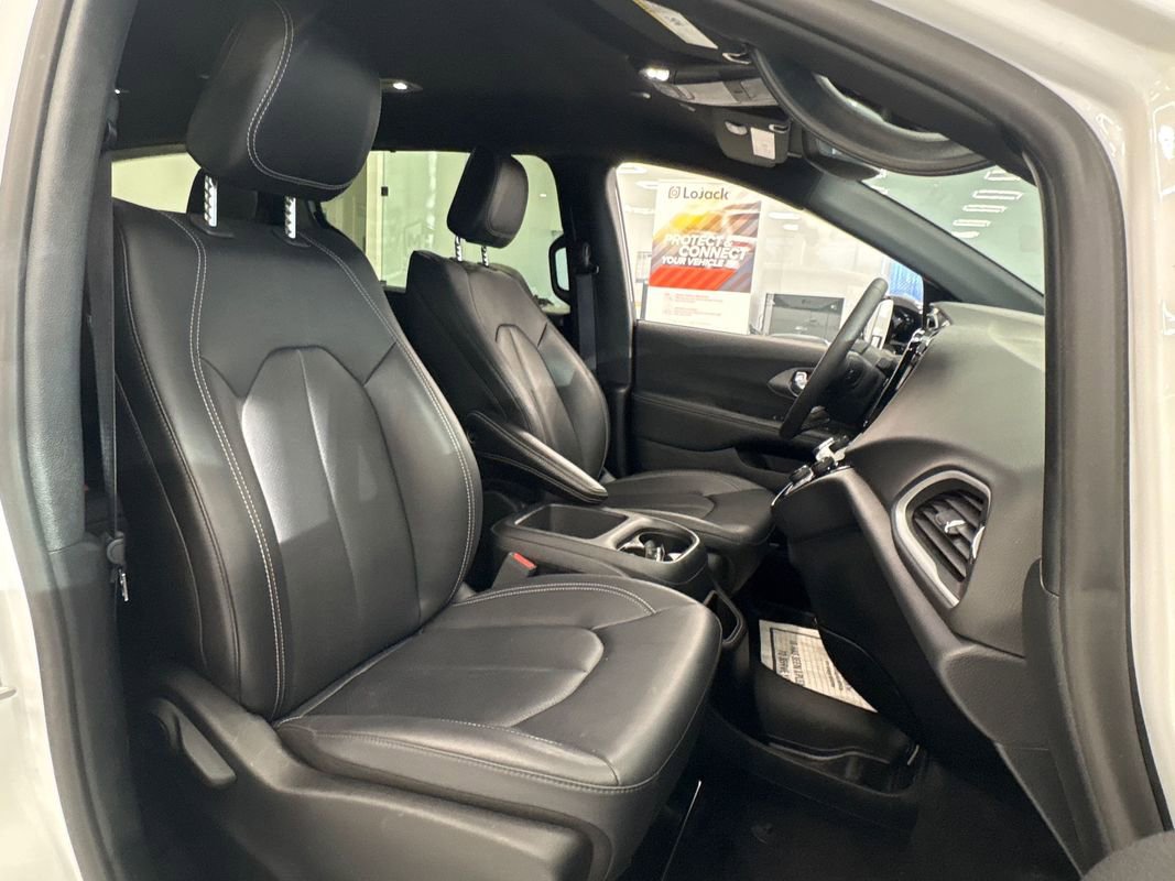 Used 2025 Chrysler Pacifica Select FWD image 26