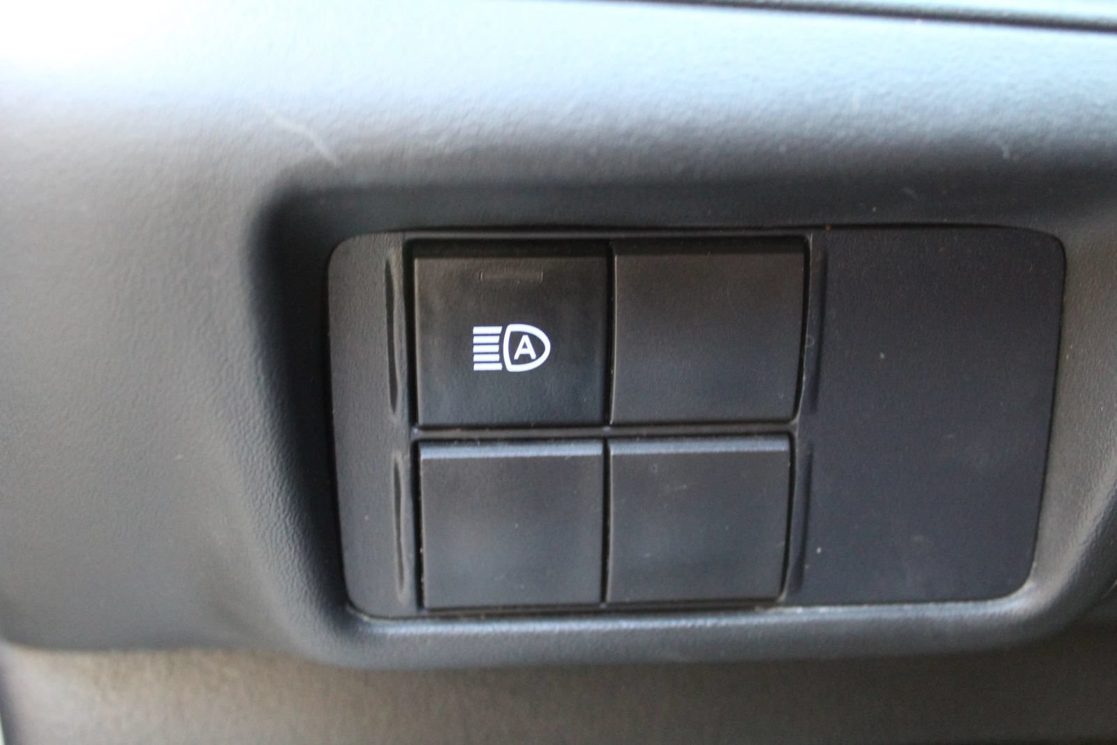 Used 2021 Toyota Highlander L FWD image 30