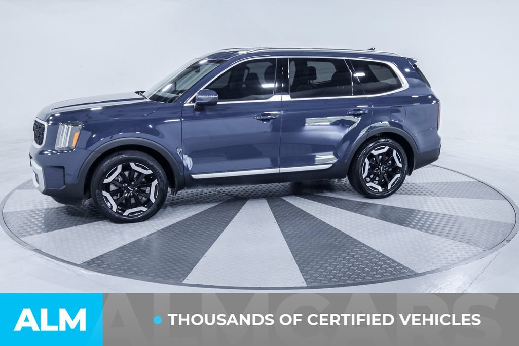 Used 2024 Kia Telluride EX w/ EX Captain's Chair Package FWD image 4