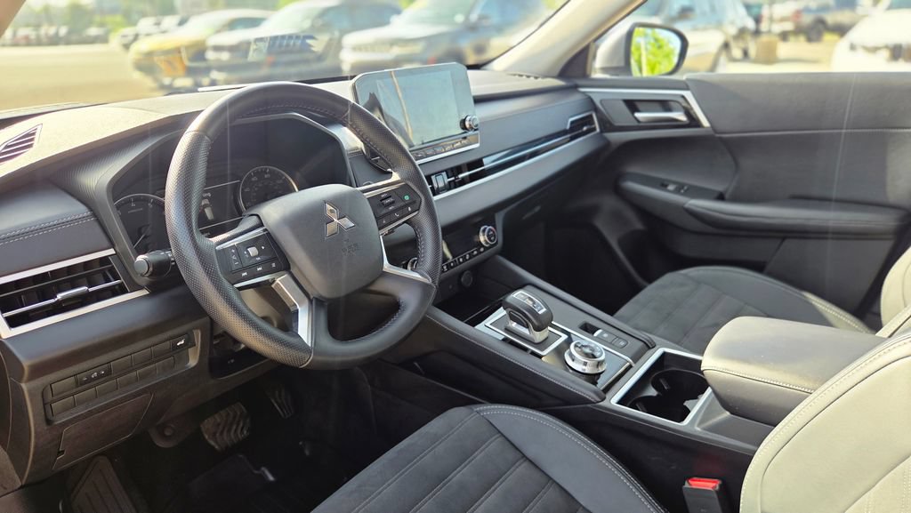 Used 2024 Mitsubishi Outlander SE AWD/4WD image 14