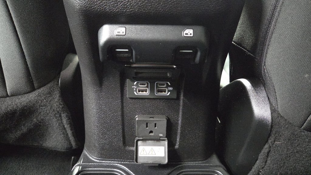 Used 2018 Jeep Wrangler Unlimited Sahara w/ Safetytec Group AWD/4WD image 20