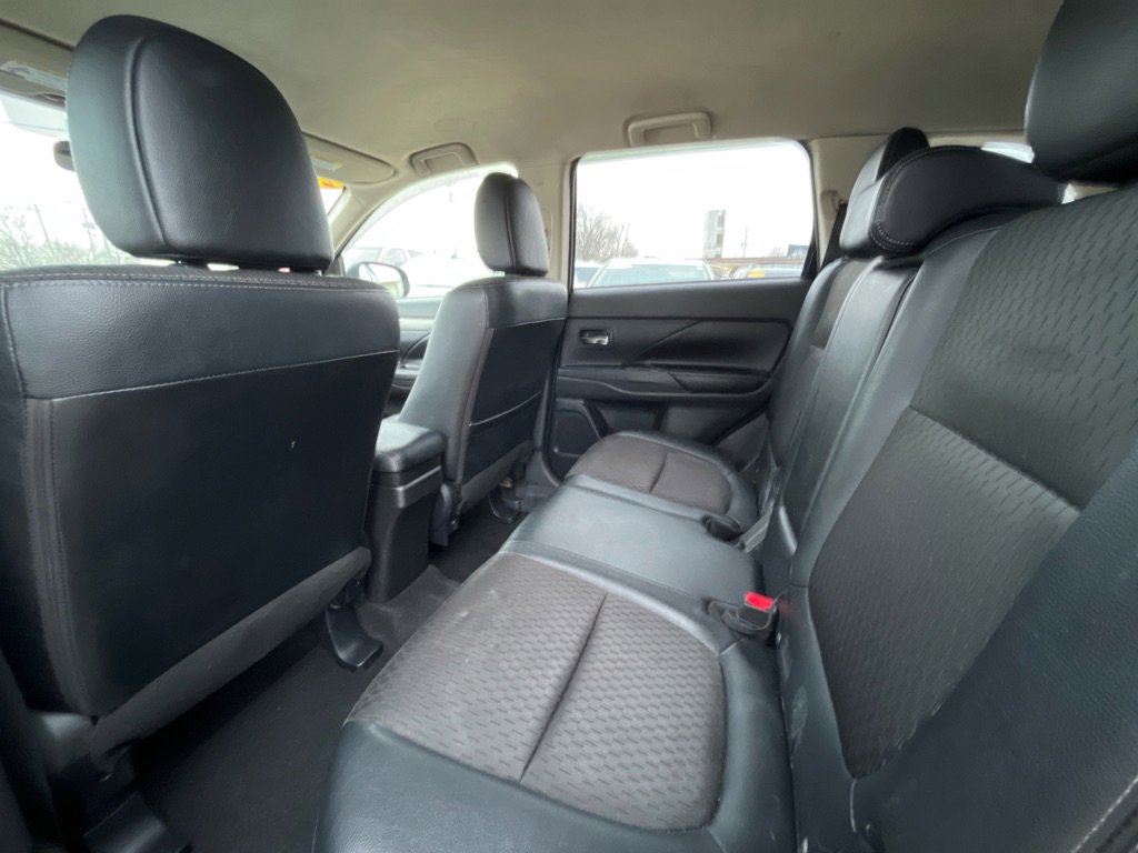 Used 2015 Mitsubishi Outlander SE image 12