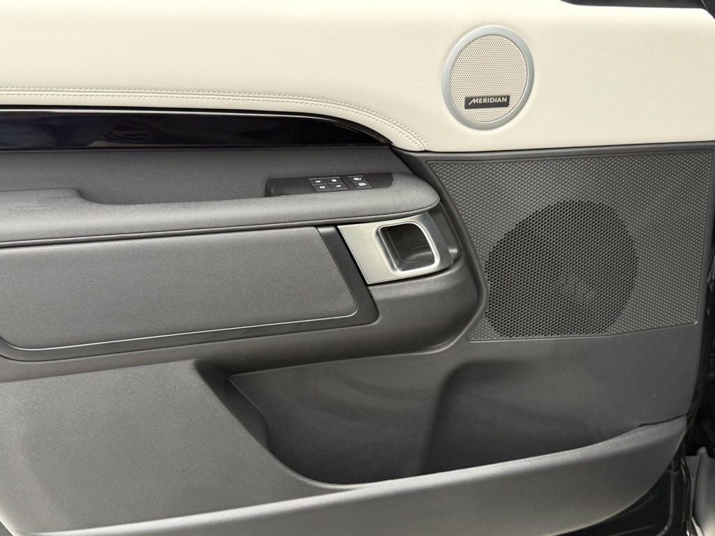 New 2025 Land Rover Discovery S image 9