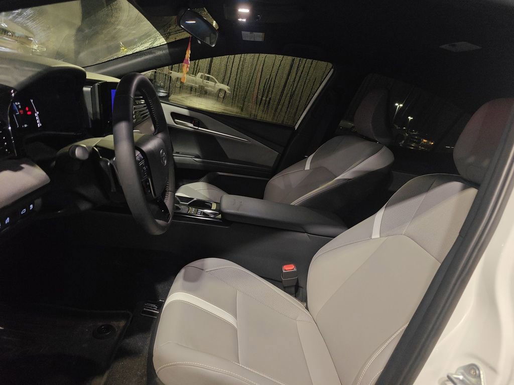 Used 2025 Toyota Camry SE image 6