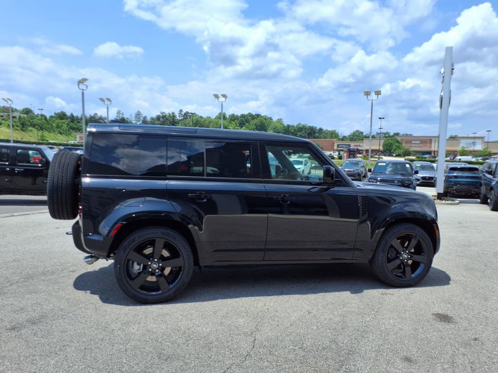 Certified 2025 Land Rover Defender 110 X-Dynamic SE image 17