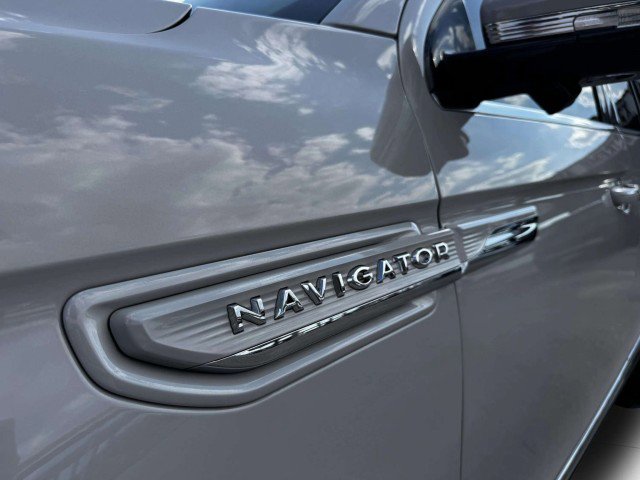 Used 2023 Lincoln Navigator Reserve image 14