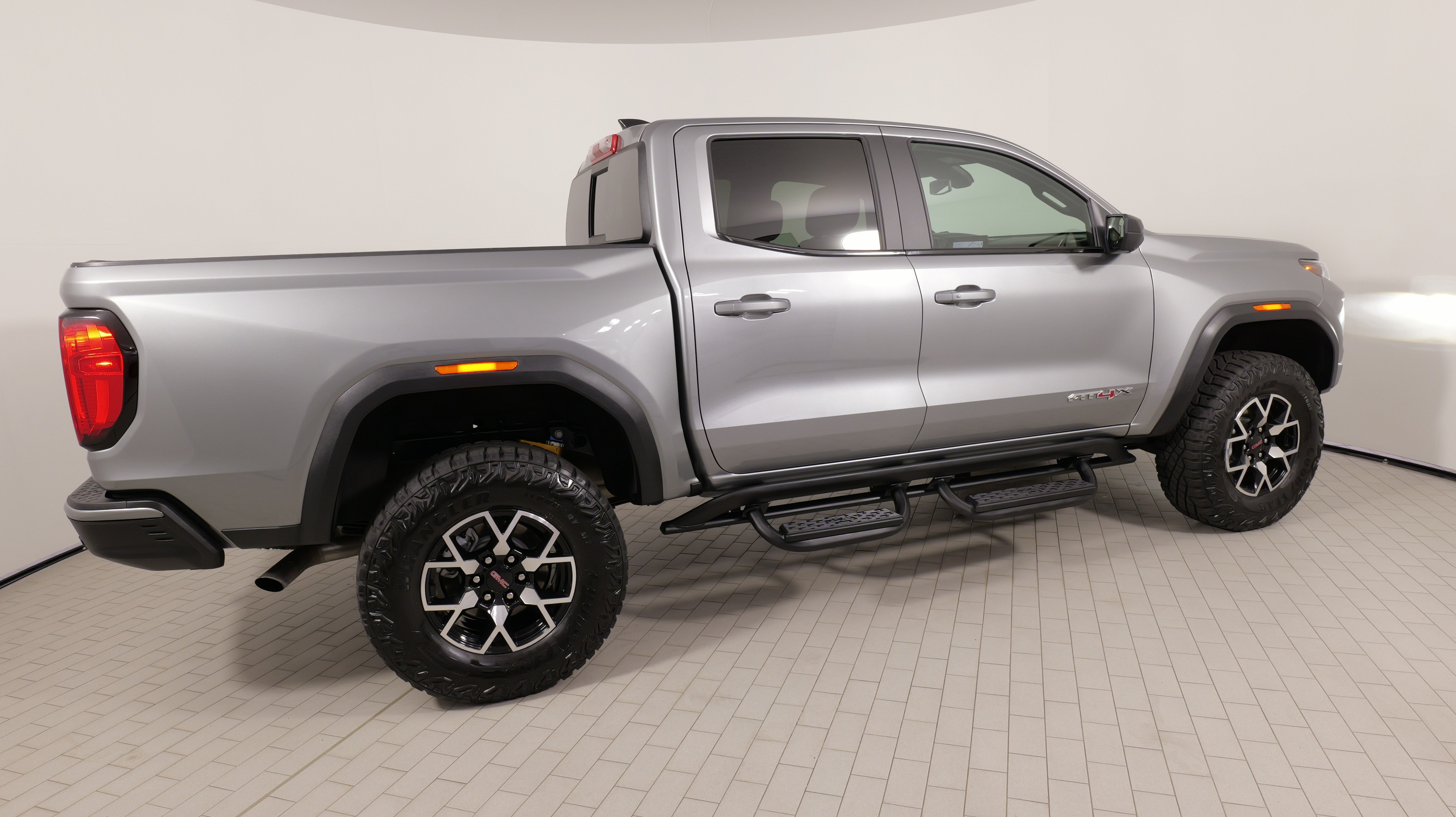Used 2024 GMC Canyon AT4X AWD/4WD image 10
