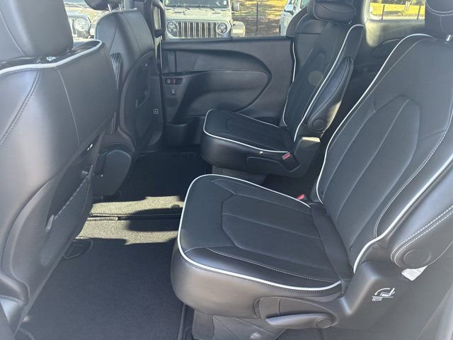 New 2026 Chrysler Pacifica Limited image 18