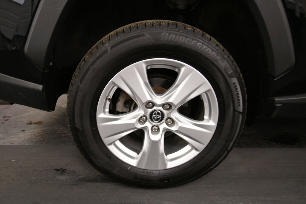 Used 2020 Toyota RAV4 LE w/ Carpet Mat Package image 30