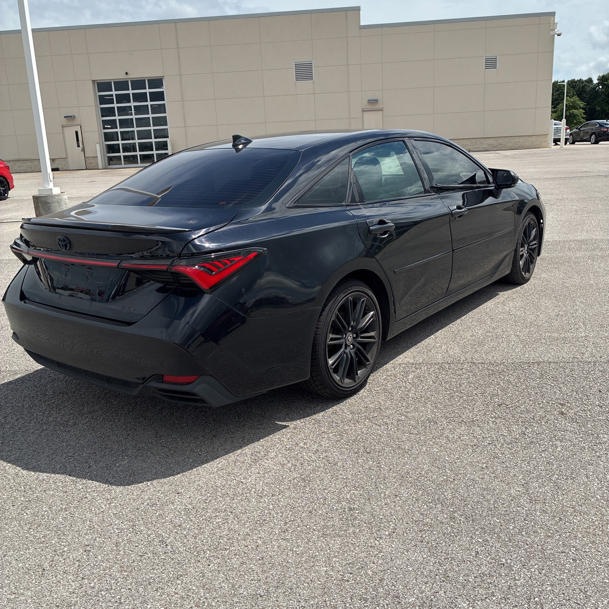 Used 2022 Toyota Avalon XSE FWD image 12