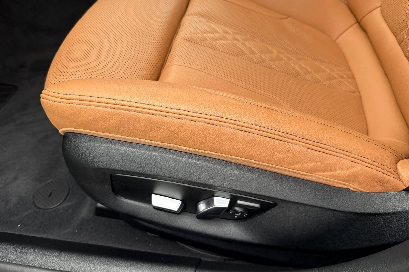 Certified 2023 BMW 530e w/ Premium Package image 14